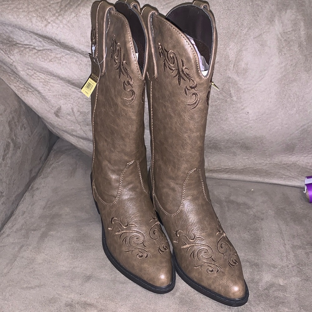 Women’s Cowboy Boots 👢